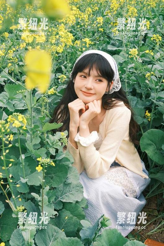 手里拿着“www.17”的手机，看“永久”大妈们的实时更新，别有一番风味。