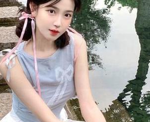 明明是“zztt黑料不打烊”，偏偏我在角落里自娱自乐，哈哈！